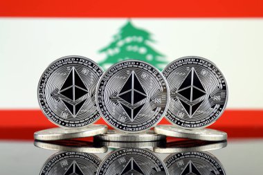 Ethereum (Eth) ve Lübnan bayrağı fiziksel sürümü. Blockchain teknolojisi, akıllı sözleşmeler, kişisel belirteçleri ve ilk para sunan cryptocurrency, yatırımcılar için kavramsal görüntü.