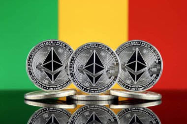 Ethereum (Eth) ve Mali bayrağı fiziksel sürümü. Blockchain teknolojisi, akıllı sözleşmeler, kişisel belirteçleri ve ilk para sunan cryptocurrency, yatırımcılar için kavramsal görüntü.