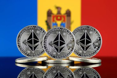 Ethereum (Eth) ve Moldova bayrağı fiziksel sürümü. Blockchain teknolojisi, akıllı sözleşmeler, kişisel belirteçleri ve ilk para sunan cryptocurrency, yatırımcılar için kavramsal görüntü.