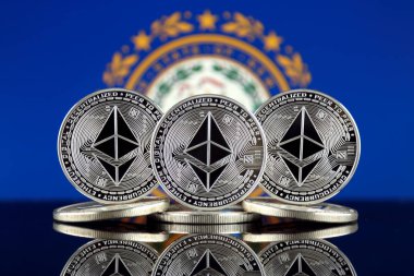 Ethereum (Eth) ve New Hampshire devlet bayrağı fiziksel sürümü. Blockchain teknolojisi, akıllı sözleşmeler, kişisel belirteçleri ve ilk para sunan cryptocurrency, yatırımcılar için kavramsal görüntü.