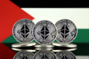 Ethereum (Eth) ve Filistin bayrağı fiziksel sürümü. Blockchain teknolojisi, akıllı sözleşmeler, kişisel belirteçleri ve ilk para sunan cryptocurrency, yatırımcılar için kavramsal görüntü.