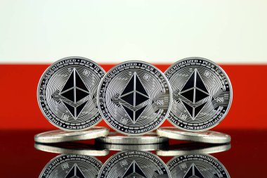 Fiziksel sürümü Ethereum (Eth) ve Polonya bayrağı. Blockchain teknolojisi, akıllı sözleşmeler, kişisel belirteçleri ve ilk para sunan cryptocurrency, yatırımcılar için kavramsal görüntü.
