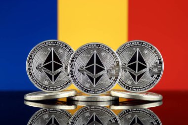 Ethereum (Eth) ve Romanya bayrağı fiziksel sürümü. Blockchain teknolojisi, akıllı sözleşmeler, kişisel belirteçleri ve ilk para sunan cryptocurrency, yatırımcılar için kavramsal görüntü.