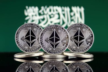 Ethereum (Eth) ve Suudi Arabistan bayrağı fiziksel sürümü. Blockchain teknolojisi, akıllı sözleşmeler, kişisel belirteçleri ve ilk para sunan cryptocurrency, yatırımcılar için kavramsal görüntü.