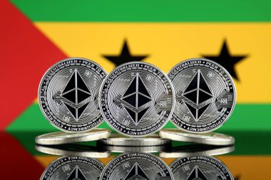 Ethereum (Eth) ve Sao Tome ve Principe bayrak fiziksel sürümü. Blockchain teknolojisi, akıllı sözleşmeler, kişisel belirteçleri ve ilk para sunan cryptocurrency, yatırımcılar için kavramsal görüntü.