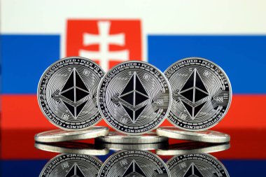 Ethereum (Eth) ve Slovakya bayrağı fiziksel sürümü. Blockchain teknolojisi, akıllı sözleşmeler, kişisel belirteçleri ve ilk para sunan cryptocurrency, yatırımcılar için kavramsal görüntü.