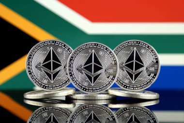 Ethereum (Eth) ve Güney Afrika bayrak fiziksel sürümü. Blockchain teknolojisi, akıllı sözleşmeler, kişisel belirteçleri ve ilk para sunan cryptocurrency, yatırımcılar için kavramsal görüntü.