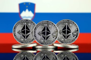 Ethereum (Eth) ve Slovenya bayrağı fiziksel sürümü. Blockchain teknolojisi, akıllı sözleşmeler, kişisel belirteçleri ve ilk para sunan cryptocurrency, yatırımcılar için kavramsal görüntü.