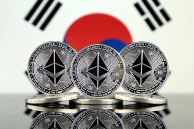 Ethereum (Eth) ve Güney Kore bayrağı fiziksel sürümü. Blockchain teknolojisi, akıllı sözleşmeler, kişisel belirteçleri ve ilk para sunan cryptocurrency, yatırımcılar için kavramsal görüntü.