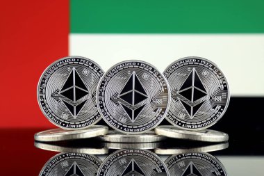 Ethereum (Eth) ve Birleşik Arap Emirlikleri bayrağı fiziksel sürümü. Blockchain teknolojisi, akıllı sözleşmeler, kişisel belirteçleri ve ilk para sunan cryptocurrency, yatırımcılar için kavramsal görüntü.