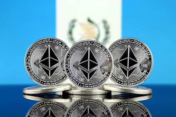 Ethereum (Eth) ve Guatemala bayrağı fiziksel sürümü. Blockchain teknolojisi, akıllı sözleşmeler, kişisel belirteçleri ve ilk para sunan cryptocurrency, yatırımcılar için kavramsal görüntü.