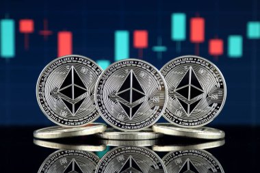 Ethereum (Eth) fiziksel sürümü. Blockchain teknolojisi, akıllı sözleşmeler, kişisel belirteçleri ve ilk para sunan cryptocurrency, yatırımcılar için kavramsal görüntü.