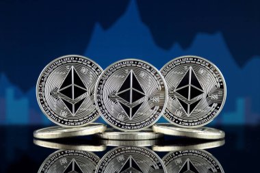 Ethereum (Eth) fiziksel sürümü. Blockchain teknolojisi, akıllı sözleşmeler, kişisel belirteçleri ve ilk para sunan cryptocurrency, yatırımcılar için kavramsal görüntü.