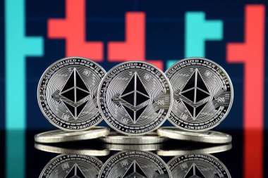 Ethereum (Eth) fiziksel sürümü. Blockchain teknolojisi, akıllı sözleşmeler, kişisel belirteçleri ve ilk para sunan cryptocurrency, yatırımcılar için kavramsal görüntü.