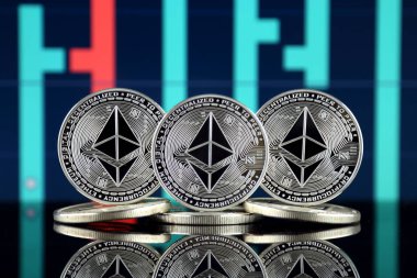 Ethereum (Eth) fiziksel sürümü. Blockchain teknolojisi, akıllı sözleşmeler, kişisel belirteçleri ve ilk para sunan cryptocurrency, yatırımcılar için kavramsal görüntü.