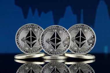 Ethereum (Eth) fiziksel sürümü. Blockchain teknolojisi, akıllı sözleşmeler, kişisel belirteçleri ve ilk para sunan cryptocurrency, yatırımcılar için kavramsal görüntü.