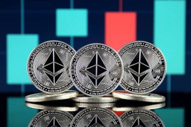 Ethereum (Eth) fiziksel sürümü. Blockchain teknolojisi, akıllı sözleşmeler, kişisel belirteçleri ve ilk para sunan cryptocurrency, yatırımcılar için kavramsal görüntü.