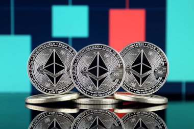 Ethereum (Eth) fiziksel sürümü. Blockchain teknolojisi, akıllı sözleşmeler, kişisel belirteçleri ve ilk para sunan cryptocurrency, yatırımcılar için kavramsal görüntü.