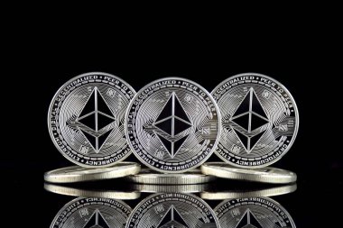 Ethereum (Eth) fiziksel sürümü. Blockchain teknolojisi, akıllı sözleşmeler, kişisel belirteçleri ve ilk para sunan cryptocurrency, yatırımcılar için kavramsal görüntü.