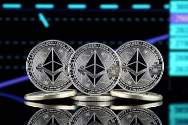 Ethereum (Eth) fiziksel sürümü. Blockchain teknolojisi, akıllı sözleşmeler, kişisel belirteçleri ve ilk para sunan cryptocurrency, yatırımcılar için kavramsal görüntü.