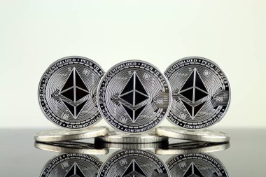 Ethereum (Eth) fiziksel sürümü. Blockchain teknolojisi, akıllı sözleşmeler, kişisel belirteçleri ve ilk para sunan cryptocurrency, yatırımcılar için kavramsal görüntü.