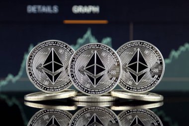 Ethereum (Eth) fiziksel sürümü. Blockchain teknolojisi, akıllı sözleşmeler, kişisel belirteçleri ve ilk para sunan cryptocurrency, yatırımcılar için kavramsal görüntü.