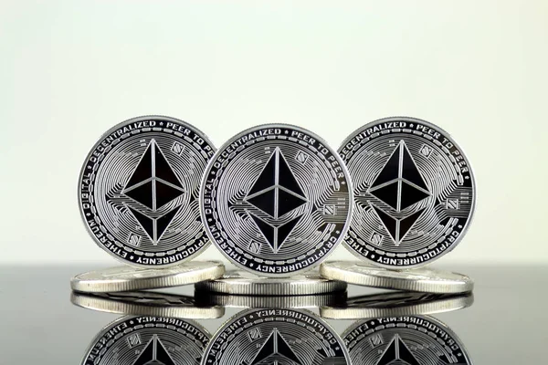 Versión Física Ethereum Eth Imagen Conceptual Para Inversores Criptomoneda Tecnología —  Fotos de Stock