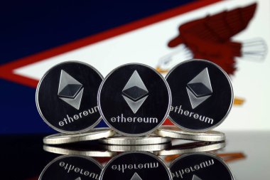 Ethereum (Eth) ve Amerikan Samoası bayrak fiziksel sürümü. Blockchain teknolojisi, akıllı sözleşmeler, kişisel belirteçleri ve ilk para sunan cryptocurrency, yatırımcılar için kavramsal görüntü.
