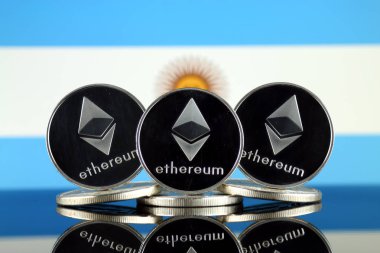 Ethereum (Eth) ve Arjantin bayrağı fiziksel sürümü. Blockchain teknolojisi, akıllı sözleşmeler, kişisel belirteçleri ve ilk para sunan cryptocurrency, yatırımcılar için kavramsal görüntü.