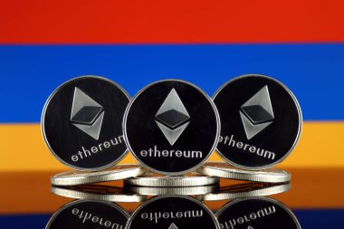 Ethereum (Eth) ve Ermenistan bayrağı fiziksel sürümü. Blockchain teknolojisi, akıllı sözleşmeler, kişisel belirteçleri ve ilk para sunan cryptocurrency, yatırımcılar için kavramsal görüntü.