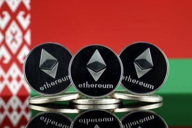 Ethereum (Eth) ve Beyaz Rusya bayrağı fiziksel sürümü. Blockchain teknolojisi, akıllı sözleşmeler, kişisel belirteçleri ve ilk para sunan cryptocurrency, yatırımcılar için kavramsal görüntü.