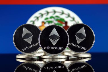 Ethereum (Eth) ve Belize bayrağı fiziksel sürümü. Blockchain teknolojisi, akıllı sözleşmeler, kişisel belirteçleri ve ilk para sunan cryptocurrency, yatırımcılar için kavramsal görüntü.