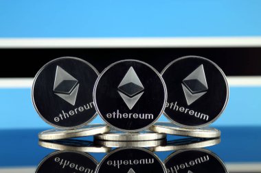 Ethereum (Eth) ve Botsvana Bayrağı fiziksel sürümü. Blockchain teknolojisi, akıllı sözleşmeler, kişisel belirteçleri ve ilk para sunan cryptocurrency, yatırımcılar için kavramsal görüntü.