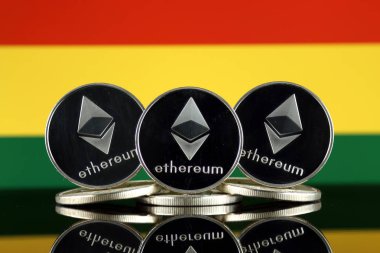 Ethereum (Eth) ve Bolivya bayrak fiziksel sürümü. Blockchain teknolojisi, akıllı sözleşmeler, kişisel belirteçleri ve ilk para sunan cryptocurrency, yatırımcılar için kavramsal görüntü.