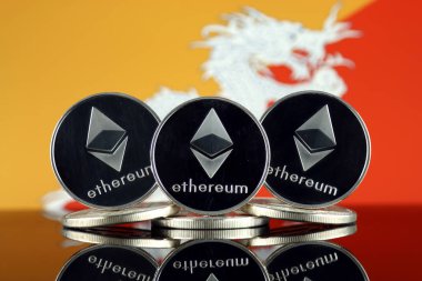 Ethereum (Eth) ve Birleşik Arap Emirlikleri bayrağı fiziksel sürümü. Blockchain teknolojisi, akıllı sözleşmeler, kişisel belirteçleri ve ilk para sunan cryptocurrency, yatırımcılar için kavramsal görüntü.