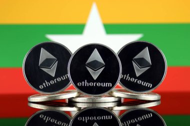 Ethereum (Eth) ve Burma bayrak fiziksel sürümü. Blockchain teknolojisi, akıllı sözleşmeler, kişisel belirteçleri ve ilk para sunan cryptocurrency, yatırımcılar için kavramsal görüntü.