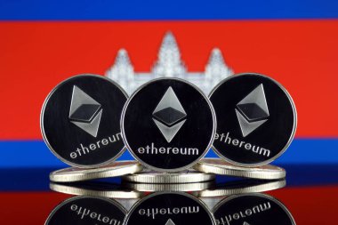 Ethereum (Eth) ve Kamboçya bayrağı fiziksel sürümü. Blockchain teknolojisi, akıllı sözleşmeler, kişisel belirteçleri ve ilk para sunan cryptocurrency, yatırımcılar için kavramsal görüntü.