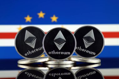 Ethereum (Eth) ve Cape Verde bayrak fiziksel sürümü. Blockchain teknolojisi, akıllı sözleşmeler, kişisel belirteçleri ve ilk para sunan cryptocurrency, yatırımcılar için kavramsal görüntü.