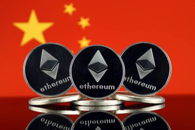 Ethereum (Eth) ve Çin bayrağı fiziksel sürümü. Blockchain teknolojisi, akıllı sözleşmeler, kişisel belirteçleri ve ilk para sunan cryptocurrency, yatırımcılar için kavramsal görüntü.