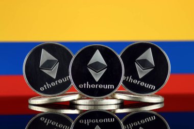 Ethereum (Eth) ve Kolombiya bayrak fiziksel sürümü. Blockchain teknolojisi, akıllı sözleşmeler, kişisel belirteçleri ve ilk para sunan cryptocurrency, yatırımcılar için kavramsal görüntü.