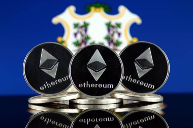 Ethereum (Eth) ve Connecticut Devlet bayrağı fiziksel sürümü. Blockchain teknolojisi, akıllı sözleşmeler, kişisel belirteçleri ve ilk para sunan cryptocurrency, yatırımcılar için kavramsal görüntü.