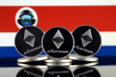 Ethereum (Eth) ve Kosta Rika bayrak fiziksel sürümü. Blockchain teknolojisi, akıllı sözleşmeler, kişisel belirteçleri ve ilk para sunan cryptocurrency, yatırımcılar için kavramsal görüntü.