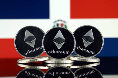 Ethereum (Eth) ve Dominik Cumhuriyeti bayrağı fiziksel sürümü. Blockchain teknolojisi, akıllı sözleşmeler, kişisel belirteçleri ve ilk para sunan cryptocurrency, yatırımcılar için kavramsal görüntü.