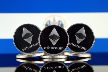 Ethereum (Eth) ve El Salvador bayrak fiziksel sürümü. Blockchain teknolojisi, akıllı sözleşmeler, kişisel belirteçleri ve ilk para sunan cryptocurrency, yatırımcılar için kavramsal görüntü.