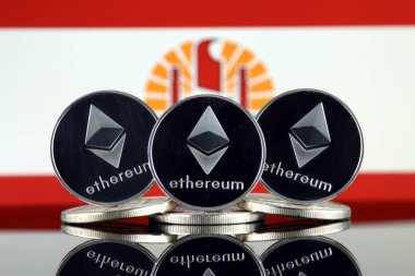 Ethereum (Eth) ve Fransız Polinezyası bayrak fiziksel sürümü. Blockchain teknolojisi, akıllı sözleşmeler, kişisel belirteçleri ve ilk para sunan cryptocurrency, yatırımcılar için kavramsal görüntü.