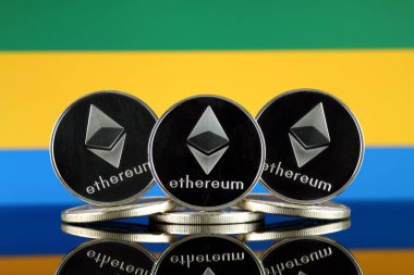 Ethereum (Eth) ve Gabon bayrak fiziksel sürümü. Blockchain teknolojisi, akıllı sözleşmeler, kişisel belirteçleri ve ilk para sunan cryptocurrency, yatırımcılar için kavramsal görüntü.
