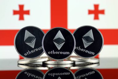 Ethereum (Eth) ve Georgia bayrağı fiziksel sürümü. Blockchain teknolojisi, akıllı sözleşmeler, kişisel belirteçleri ve ilk para sunan cryptocurrency, yatırımcılar için kavramsal görüntü.