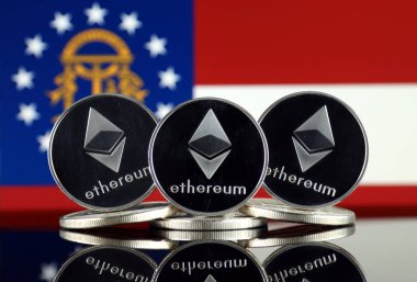 Ethereum (Eth) ve Gürcistan Devlet bayrağı fiziksel sürümü. Blockchain teknolojisi, akıllı sözleşmeler, kişisel belirteçleri ve ilk para sunan cryptocurrency, yatırımcılar için kavramsal görüntü.