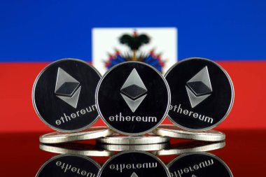 Ethereum (Eth) ve Haiti bayrak fiziksel sürümü. Blockchain teknolojisi, akıllı sözleşmeler, kişisel belirteçleri ve ilk para sunan cryptocurrency, yatırımcılar için kavramsal görüntü.