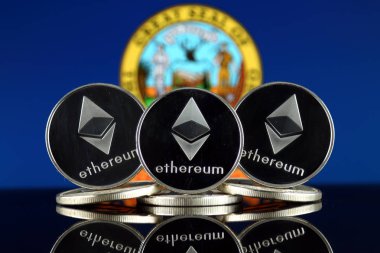 Ethereum (Eth) ve Idaho devlet bayrağı fiziksel sürümü. Blockchain teknolojisi, akıllı sözleşmeler, kişisel belirteçleri ve ilk para sunan cryptocurrency, yatırımcılar için kavramsal görüntü.